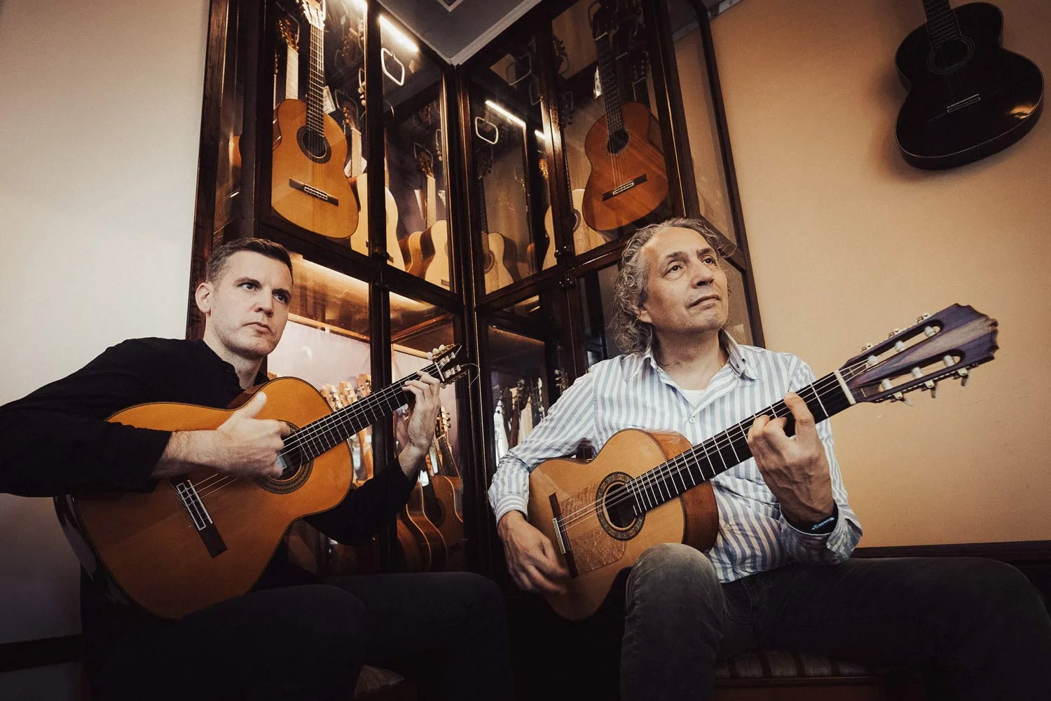 Rüdiger Zietz und Anton beim gemeinsamen Gitarrenspiel