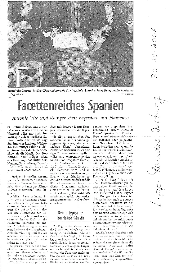 Zeitungsausschnitt „Facettenreiches Spanien“ mit Foto des Gitarrenduos Gota de Fuego bei einem Auftritt in Detmold