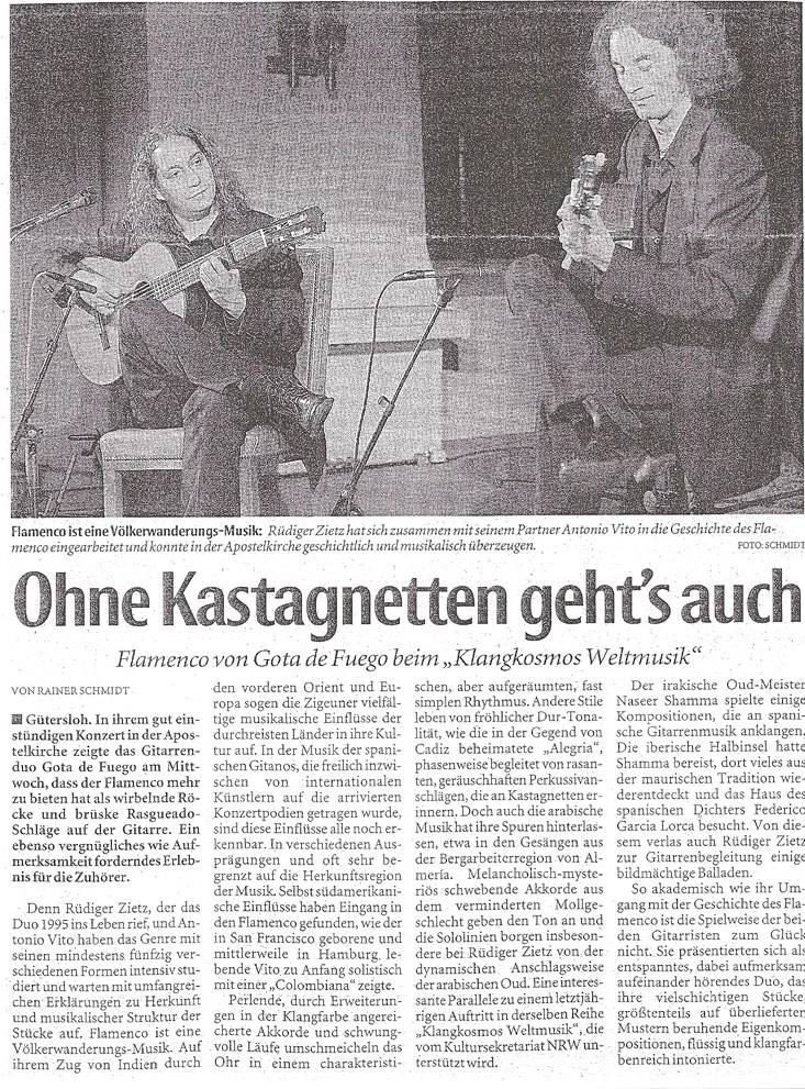 Zeitungsausschnitt „Ohne Kastagnetten geht’s auch“ mit Foto von Rüdiger Zietz und Antonio Vito beim Konzert in Gütersloh